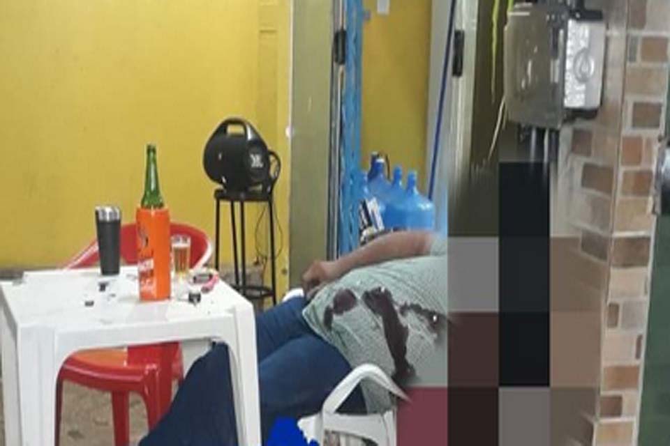 Homem é executado a tiros enquanto bebia em conveniência