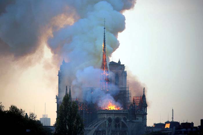 Incêndio atinge a famosa Catedral de Notre-Dame em Paris