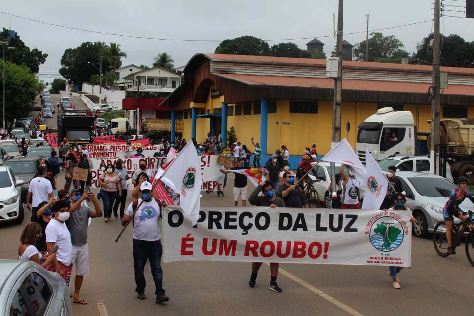 Trabalhadores e trabalhadoras em educação reivindicam vacinação em massa contra a Covid-19 durante movimento no dia 19 de junho