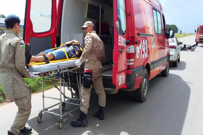 Motociclista cruza BR 364 e acaba colidindo com táxi que seguia na via