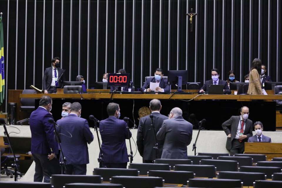 Congresso adia proposta de R$ 343,6 bilhões para contornar “regra de ouro” neste ano