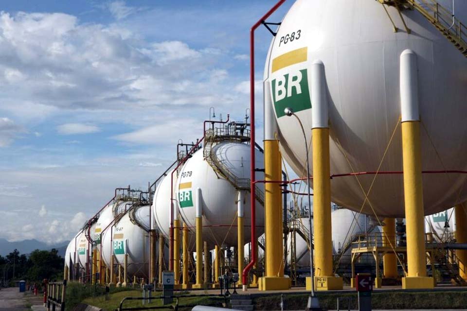 Petrobras anuncia redução de R$ 0,18 na gasolina para distribuidoras