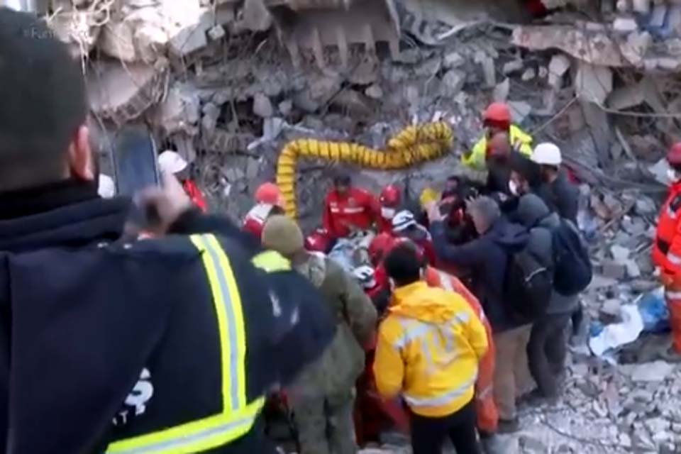 Buscas após terremoto entram na reta final, diz ONU; mortos passam de 37 mil