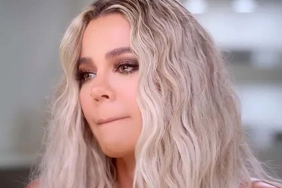 Khloé Kardashian chora ao falar de seu bebê e da traição de seu ex Tristan Thompson