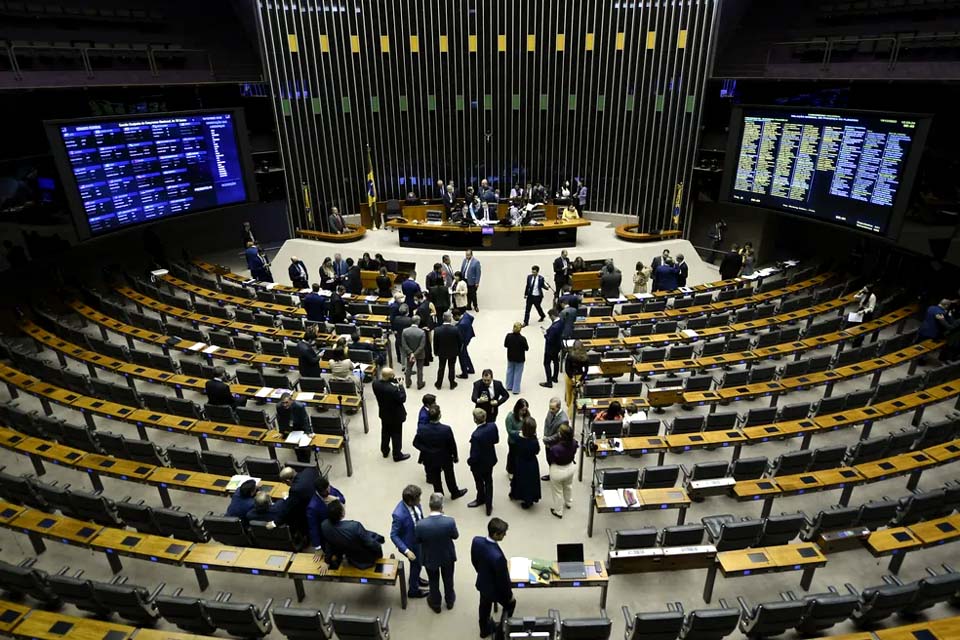 Congresso derruba veto de Bolsonaro e obriga União a compensar estados