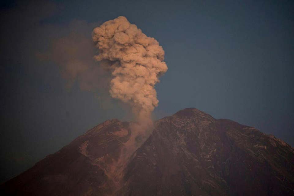 Moradores fogem após erupção do vulcão Semeru na ilha indonésia de Java