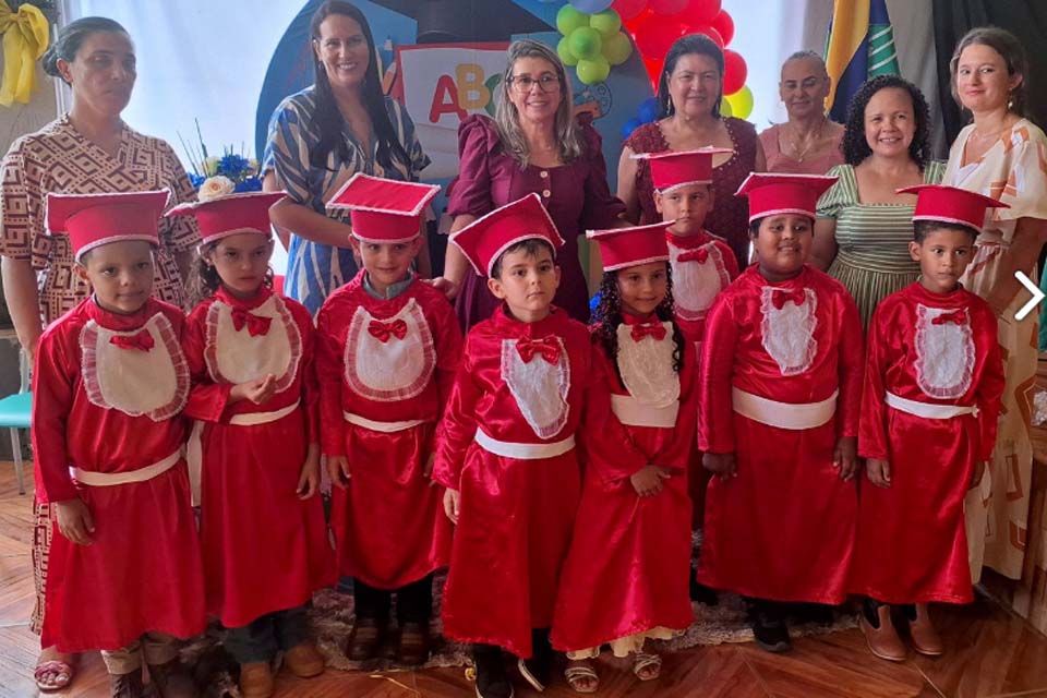 Formatura marca encerramento do ano letivo na Escola Águia Dourada