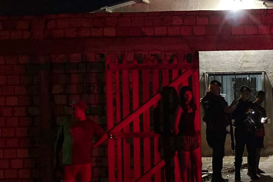 Mulher é atacada a golpes facão por ex-marido na zona leste