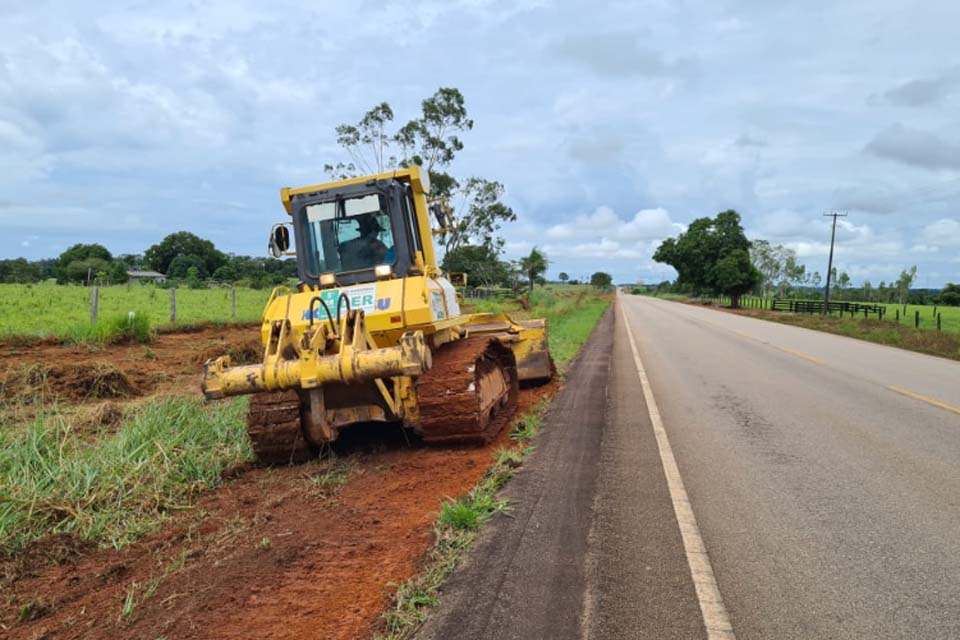 DER realiza limpeza na margem da RO-479 para iniciar construção da ciclovia em Rolim de Moura