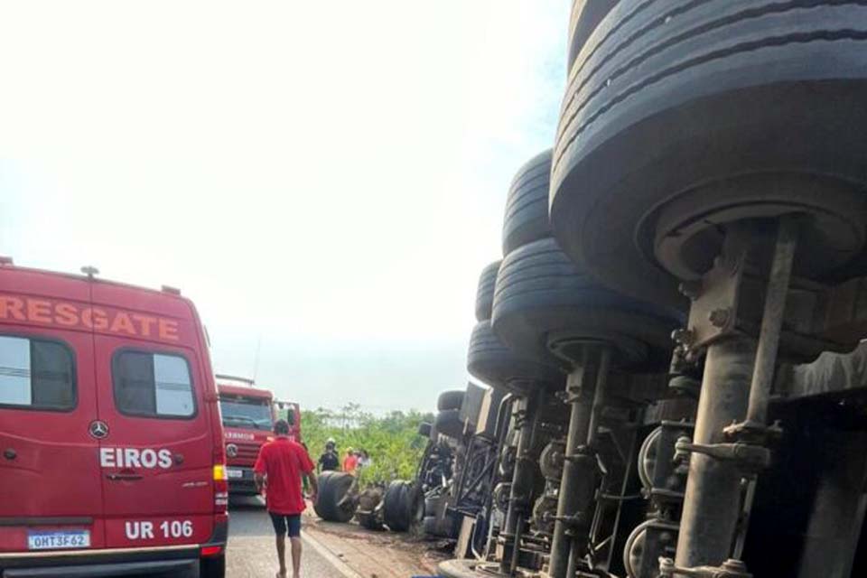 Motorista morre após carreta tombar na BR-364 entre Médici e Cacoal