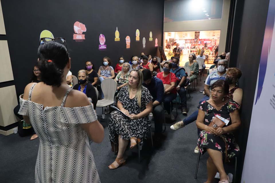 Artesãos recebem a carteira de identidade profissional do PAB, durante o “Estação Turismo”