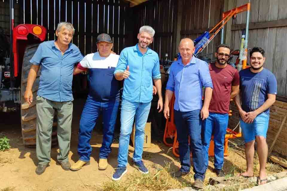 Ezequiel Neiva realiza mais uma entrega de equipamentos e implementos agrícolas ao município de Colorado