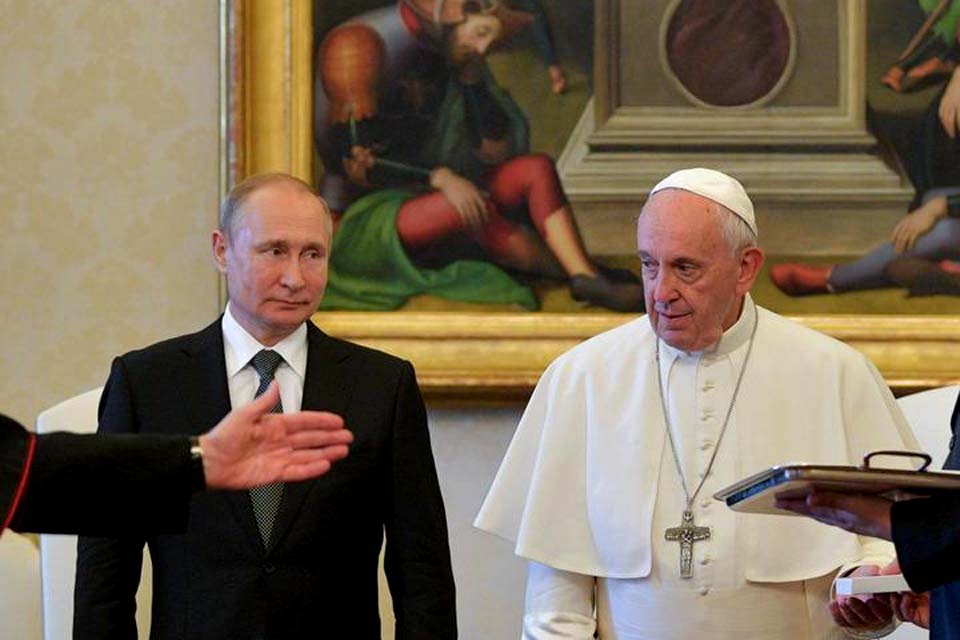 Papa Francisco revela que pediu encontro com Putin e foi ignorado