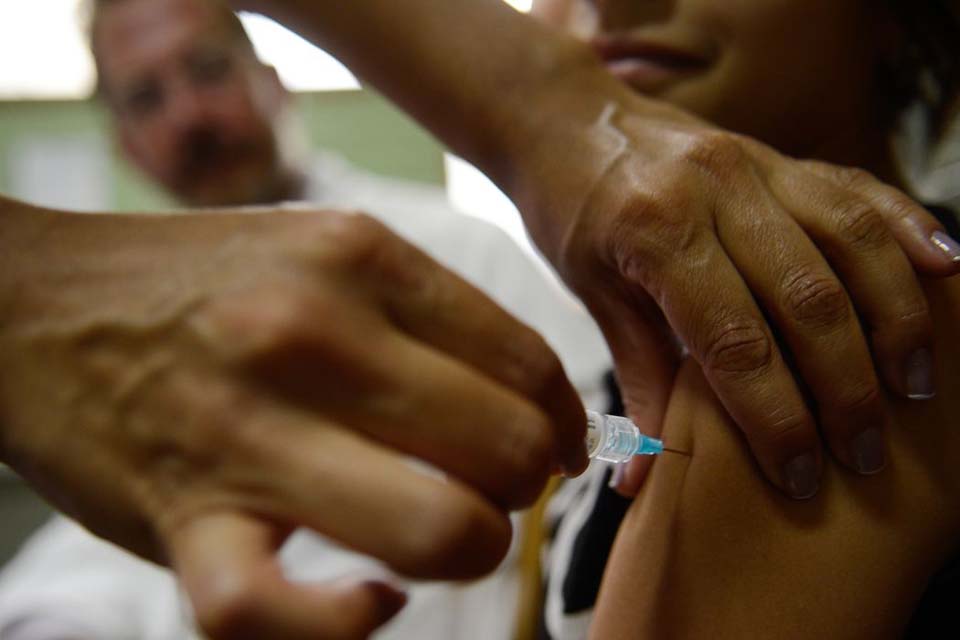 Prevenível por vacina, HPV é a infecção mais associada ao câncer