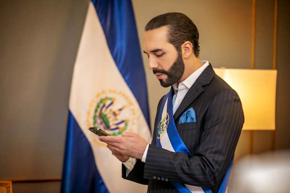 Presidente de El Salvador se autodenomina “ditador” nas redes sociais