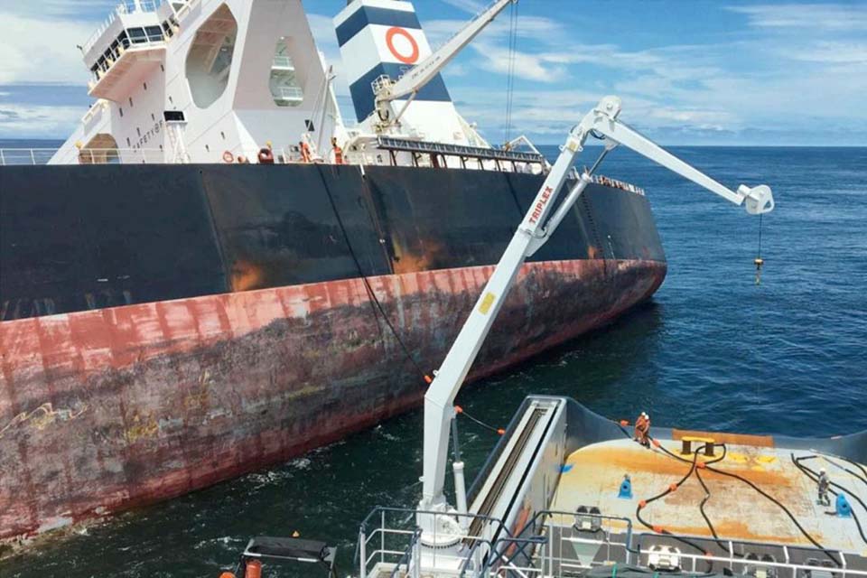 Marinha afunda navio encalhado na costa do Maranhão