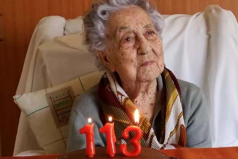 Espanhola de 113 anos sobrevive ao coronavírus em lar de idosos