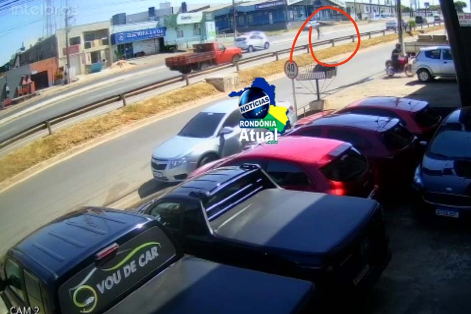 Homem com machado tenta golpear pessoas na rua em Ji-Paraná