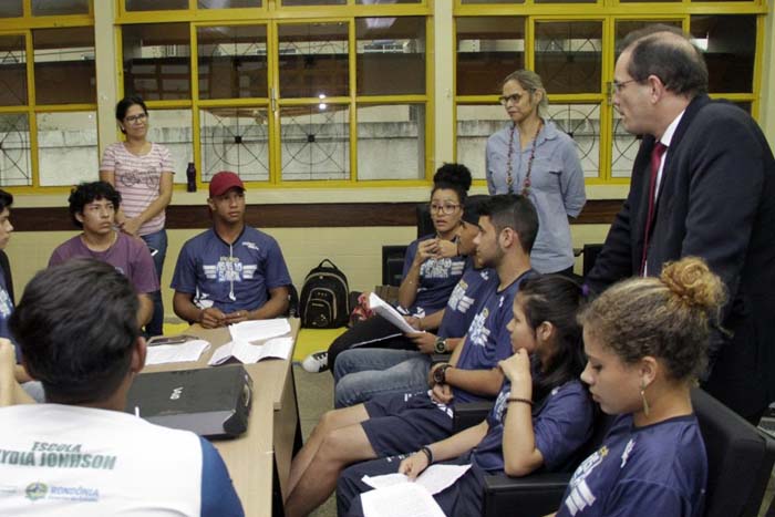 Em visita à escola Lydia Johnson, governador propõe intercâmbio para ampliar conhecimento