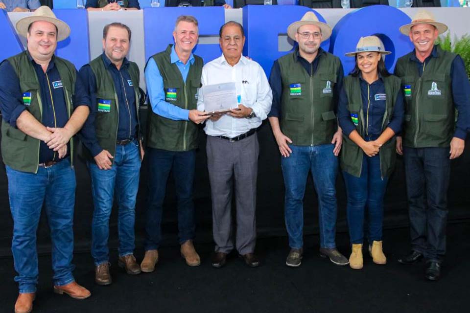 Deputado Marcelo Cruz presta homenagens a Assembleia de Deus em Ji-Paraná e personalidades