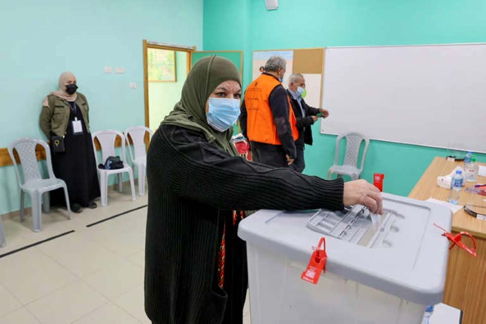 Palestinos da Cisjordânia começam a votar em eleições municipais