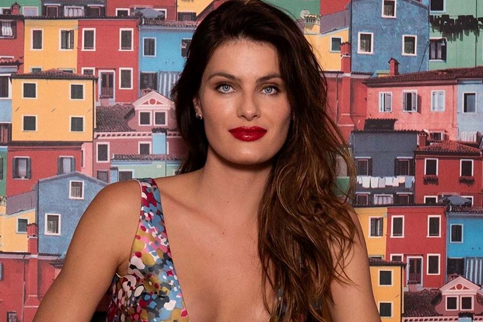 Isabeli Fontana fala sobre book rosa na profissão de modelo: 'Tentaram me comprar'