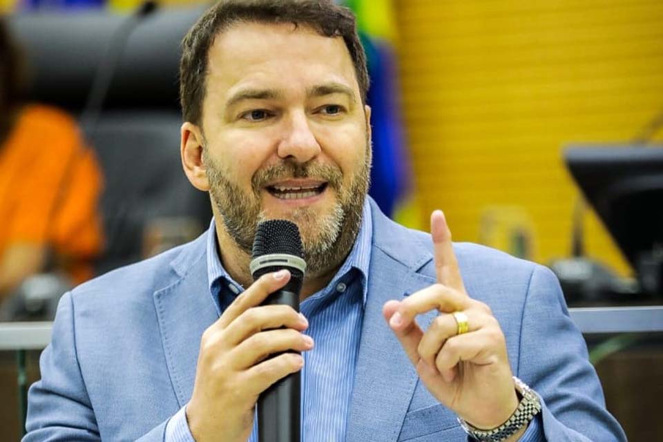 Presidente Alex Redano garante R$ 400 mil para aquisição de material pedagógico para Vale do Anari