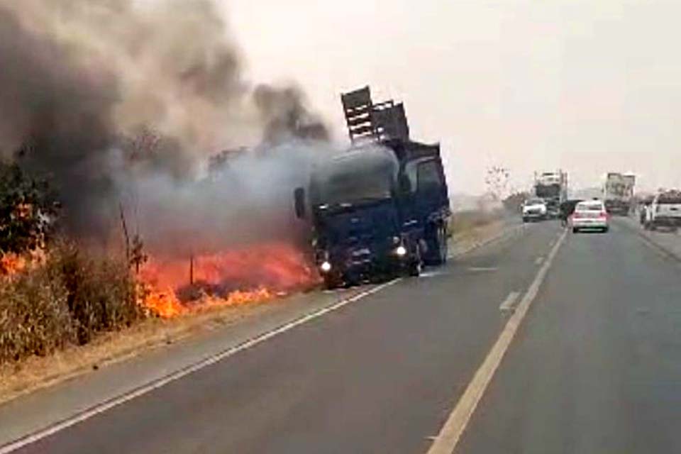 Caminhão boiadeiro pega fogo na BR-364 sentido a Ji-Paraná