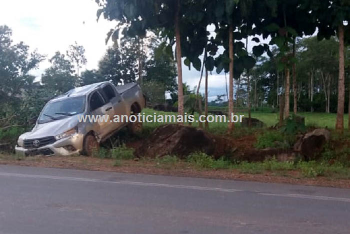 Caminhonete da Prefeitura de Theobroma capota na RO-464