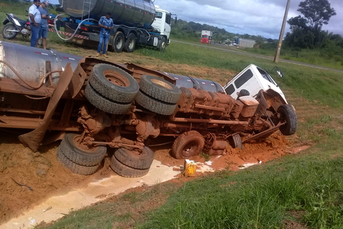  Caminhão que transportava leite para laticínio em Jaru tomba em Ji-Paraná