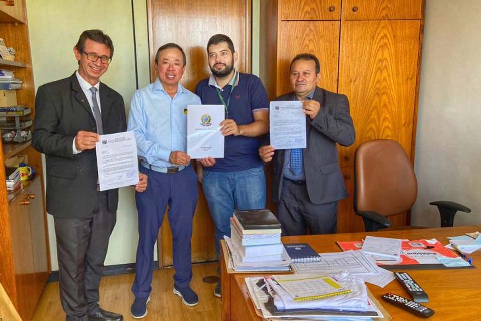 Prefeito intercede com vereadores em Brasília em prol de residentes, Ministério garante pagamento até sexta-feira