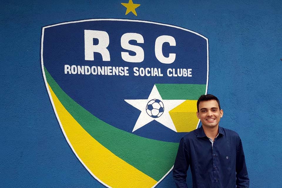 Álisson Albino recebe certificado em gestão técnica do futebol