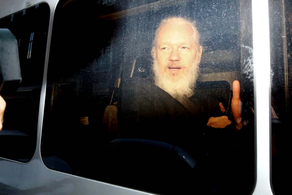 Bens de Assange começam a ser entregues pelo Equador aos EUA