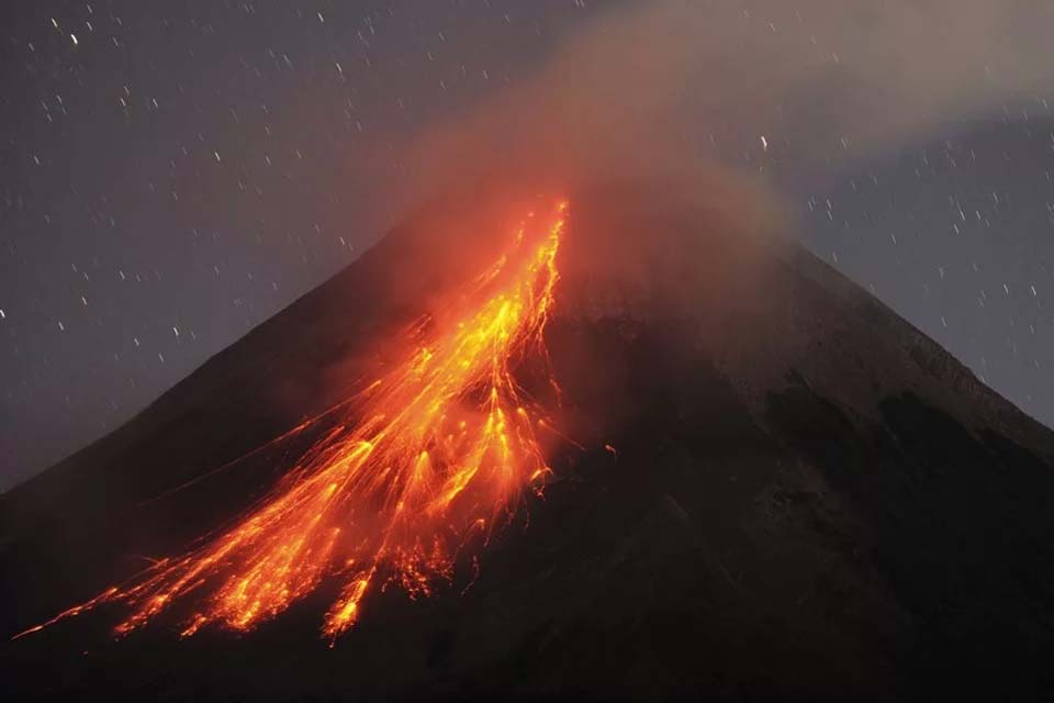 Vulcão entra em erupção na Indonésia e mata ao menos 11 alpinistas