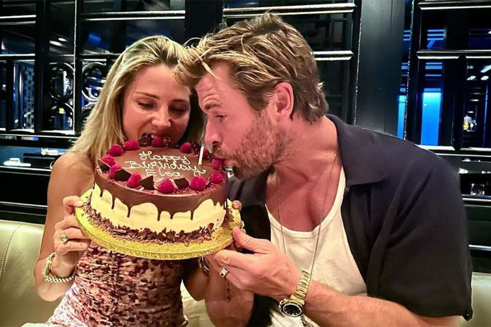 Chris Hemsworth comemora aniversário de esposa com post apaixonado: 'Parceira no crime'