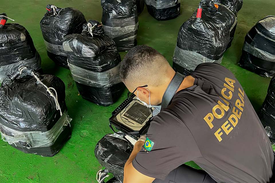 Polícia Federal e PRF apreendem 1,5 tonelada de cocaína a bordo de navio