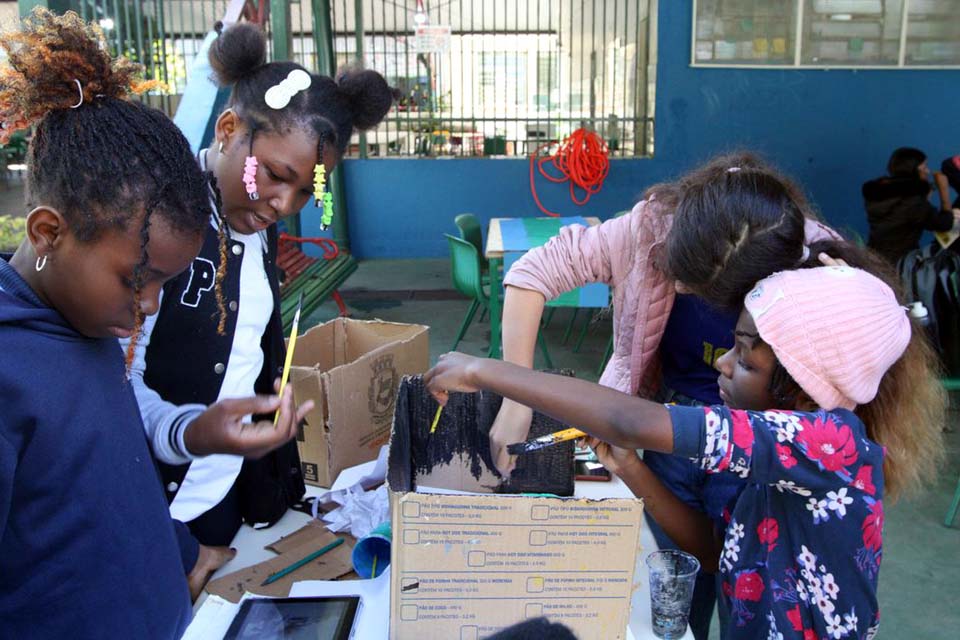 Após 8 anos de luta, escola muda de nome e homenageia escritora