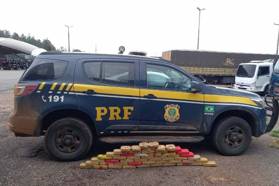 PRF prende homem transportando 53 kg de pasta base de cocaína