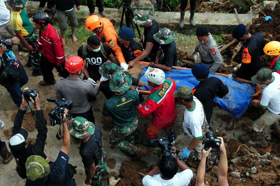 Sobe para 252 número de mortos em terremoto na Indonésia, a maioria crianças