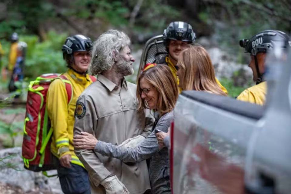 Homem é resgatado com vida após 10 dias perdido em montanhas na Califórnia; veja fotos
