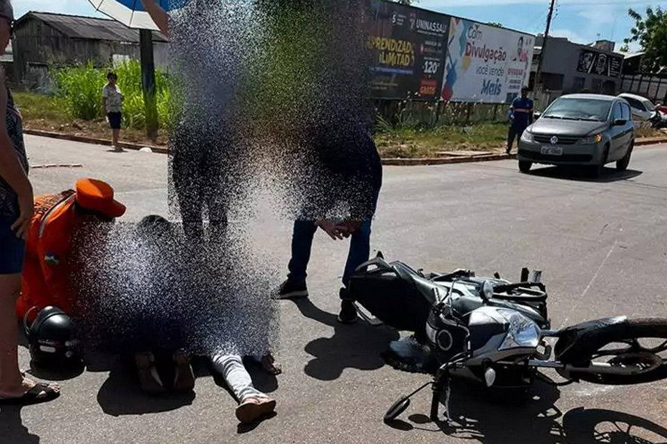 Mulher é socorrida após colisão entre motos em Pimenta Bueno