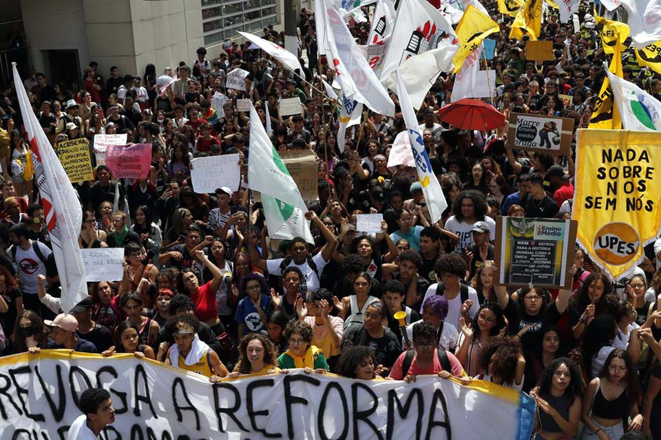 Entidades ligadas à educação aprovam suspensão do novo ensino médio