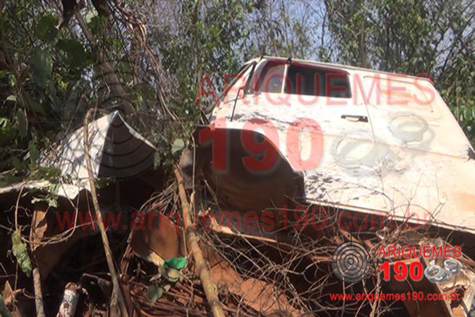 Motorista fica preso em ferragens após tombar Carreta Bi trem na BR-364