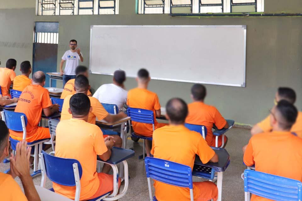 Cursos profissionalizantes são oferecidos para oportunizar a ressocialização no sistema prisional