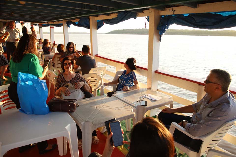 Comitiva de promotores e procuradores de justiça participam de passeio de barco no rio Madeira