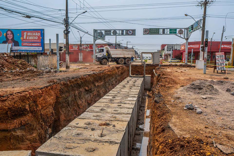 Construção de galeria colabora com a pavimentação no bairro Igarapé