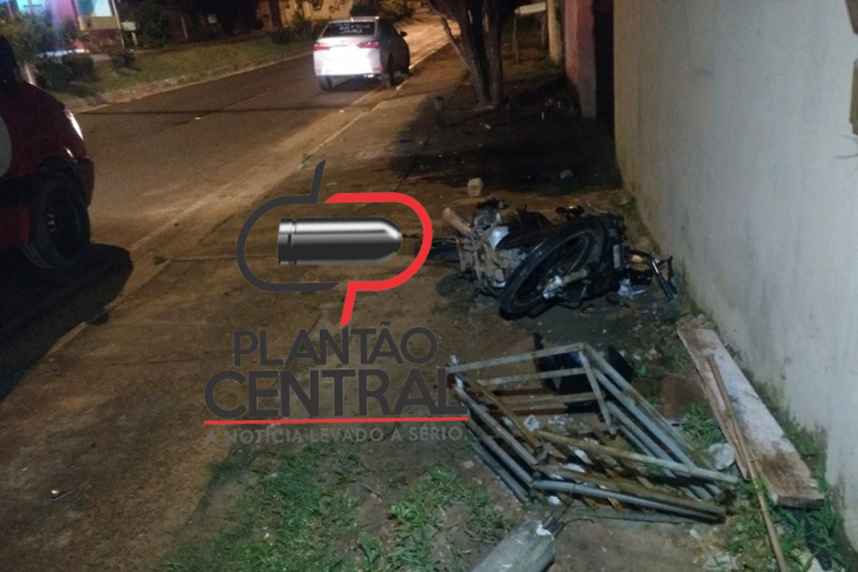 Jovem motociclista morre ao colidir em poste na Avenida Maringá