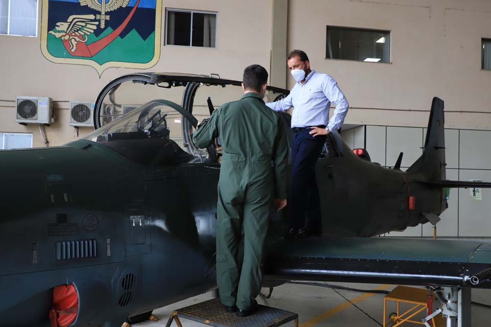 Hildon Chaves visita Base Aérea e conhece serviços realizados em Porto Velho