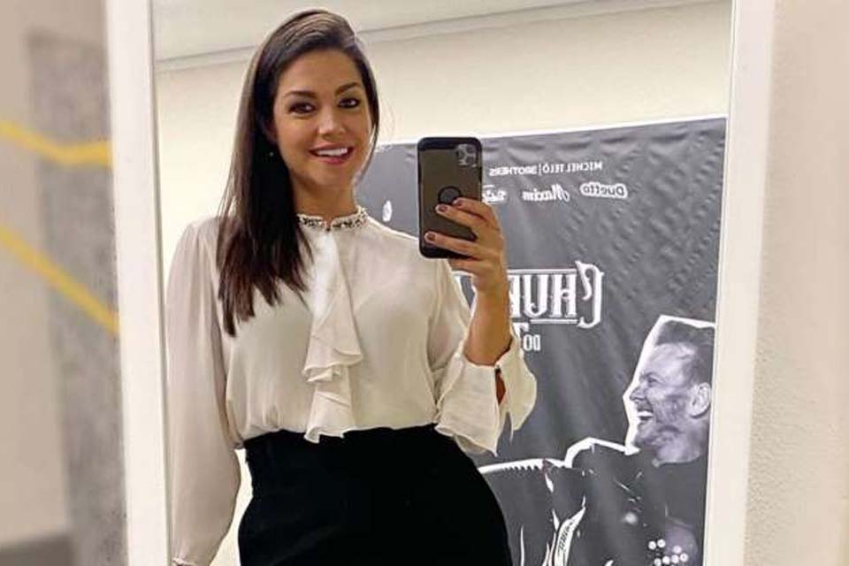 Thais Fersoza mostra look em selfie e imagem de Teló chama atenção