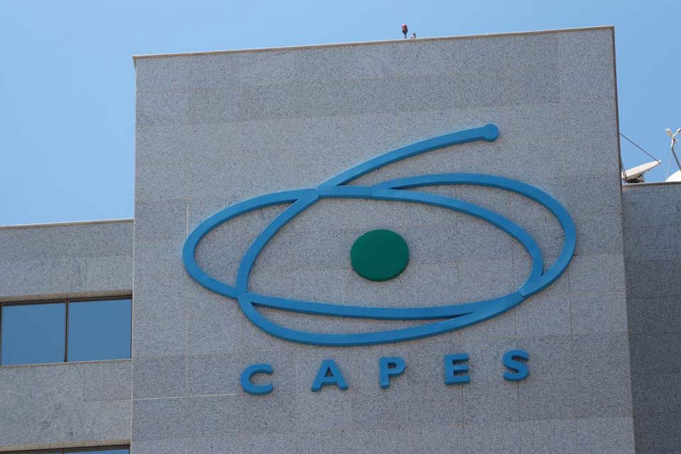 Capes consolida critérios para distribuição de bolsas de pós-graduação